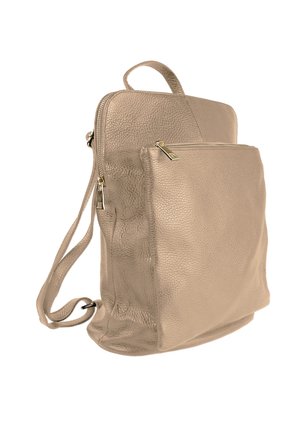Sac à dos en cuir beige avec une surface texturée, des poches zippées et des sangles d'épaule réglables. Il dispose d'une poignée supérieure pour le transport.