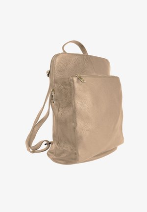Sac à dos en cuir beige avec une surface texturée, des poches zippées et des sangles d'épaule réglables. Il dispose d'une poignée supérieure pour le transport.