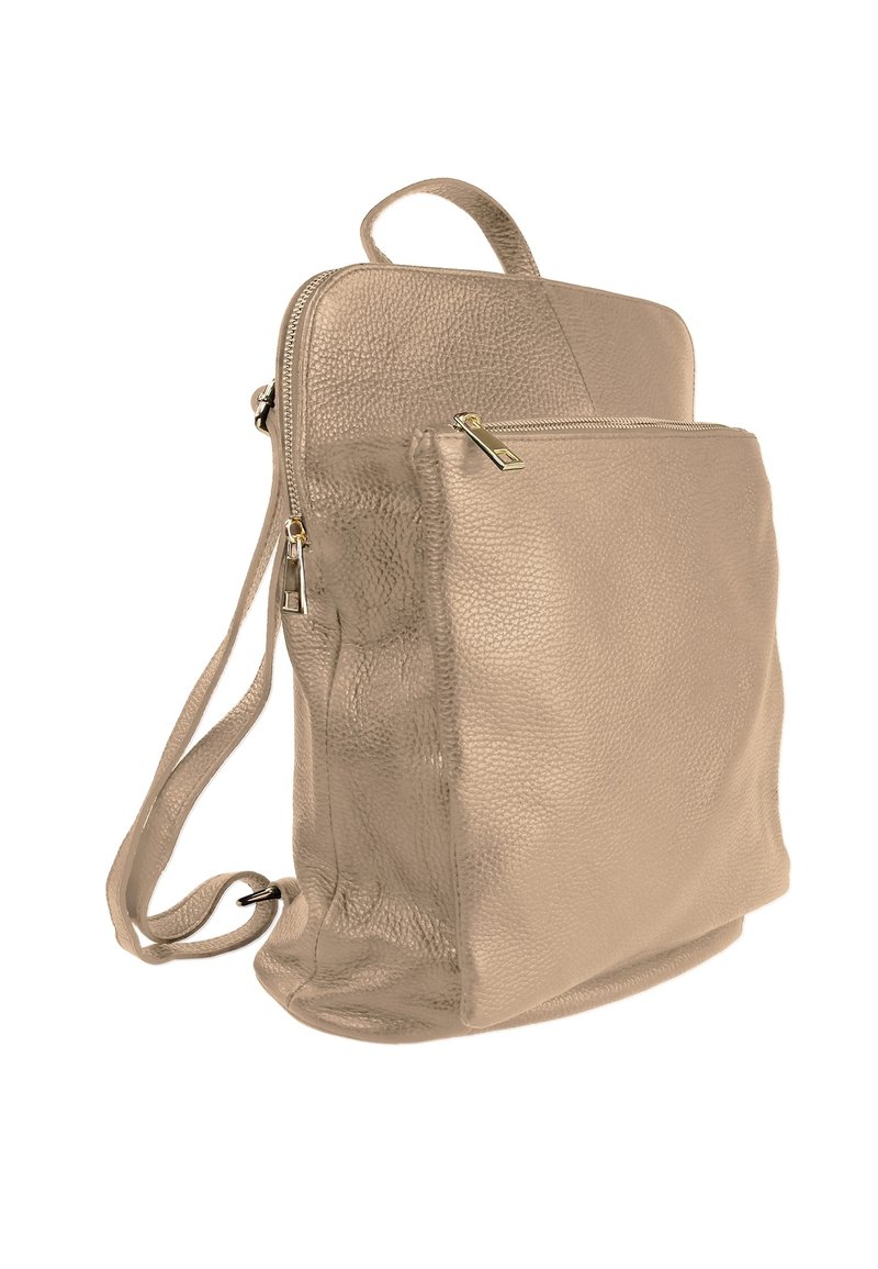 Sac à dos en cuir beige avec une surface texturée, des poches zippées et des sangles d'épaule réglables. Il dispose d'une poignée supérieure pour le transport.