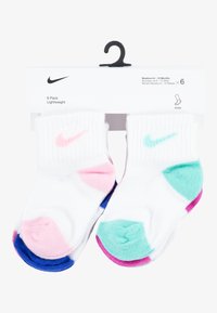 Zestaw skarpetek za kostkę Nike dla noworodków, z białym tłem i dodatkami w kolorze różowym, niebieskim i turkusowym. Zawiera sześć par w lekkim materiale.