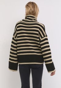 My Essential Wardrobe Pullover - black
