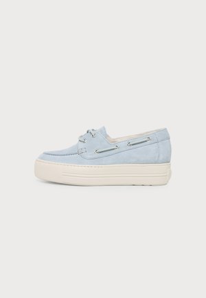 Chaussure bateau en daim bleu clair avec semelle plateforme blanche et lacets à l'avant, vue de côté sur fond uni.