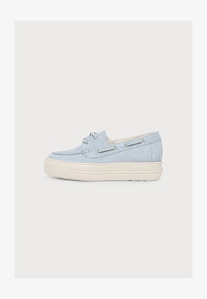 Chaussure bateau en daim bleu clair avec semelle plateforme blanche et lacets à l'avant, vue de côté sur fond uni.