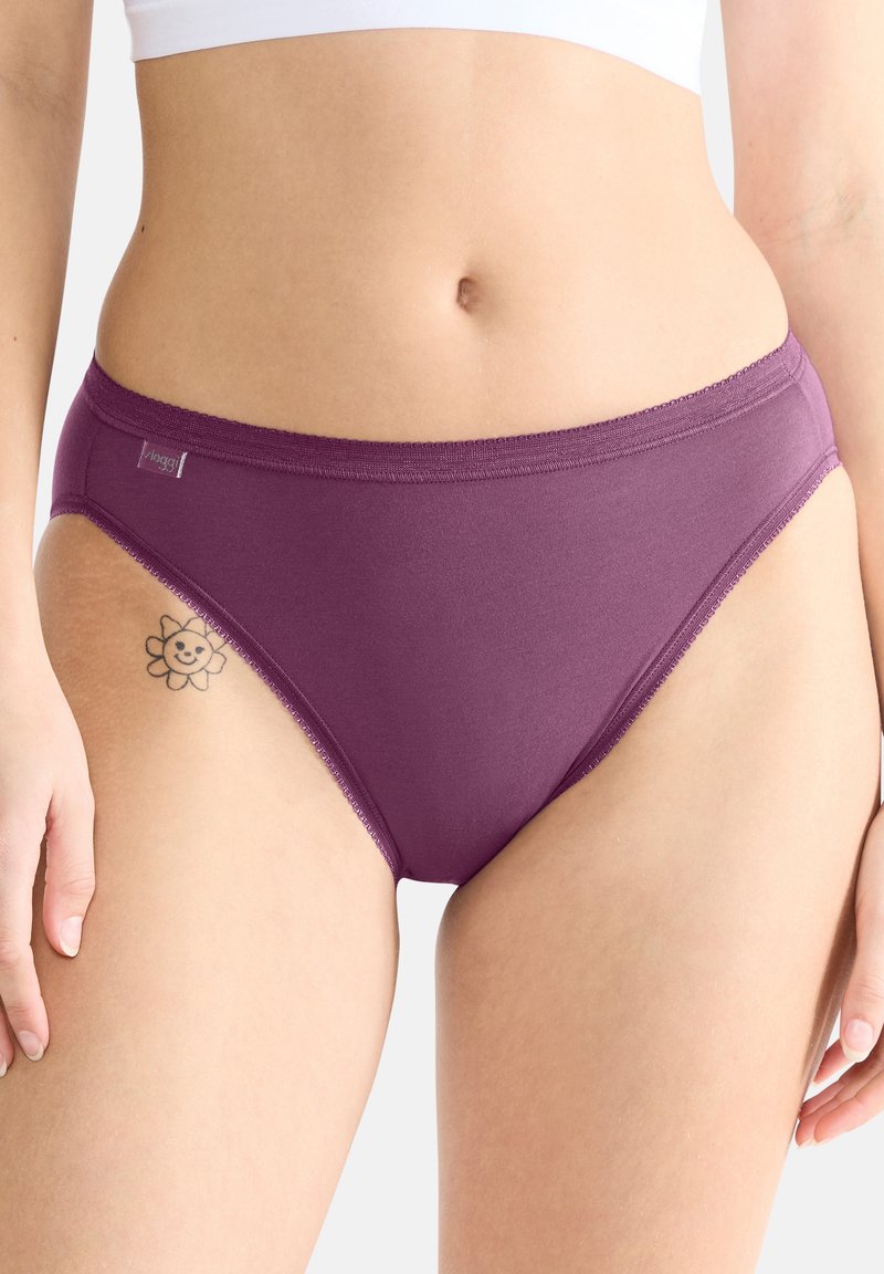 Sous-vêtements en coton violet avec un design sans couture, offrant une texture douce et un petit logo sur la ceinture. Découpe latérale notable pour le confort.