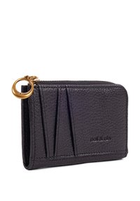 Portafoglio in pelle nera con una finitura testurizzata, dotato di una zip con anello dorato, tasche per carte su un lato e una marcatura discreta sul frontale.