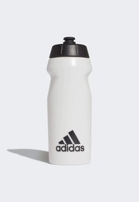 Botella de agua blanca con un pico y tapa negros. Presenta un diseño de agarre texturizado y un logo negro de Adidas en la parte frontal.