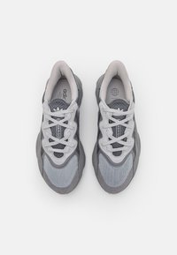 adidas Originals OZWEEGO - Tenisky - grey two/grey four/grey three