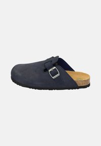 Zoccolo in pelle blu navy con punta arrotondata, cinturino con fibbia regolabile, soletta in sughero e suola in gomma nera. Superficie superiore testurizzata.
