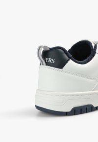 Weißer Sneaker mit Obermaterial aus strukturiertem Leder, marineblauen Akzenten und Gummisohle. Verfügt über einen geschlungenen Fersenbereich und geprägtes Branding auf der Rückseite.