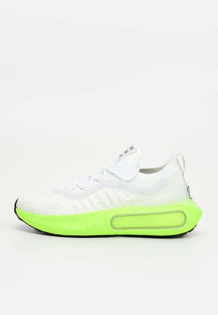 Chaussure de sport blanche avec une tige respirante, semelle intermédiaire vert fluo, semelle extérieure en caoutchouc texturé et système de laçage pour un maintien sécurisé.