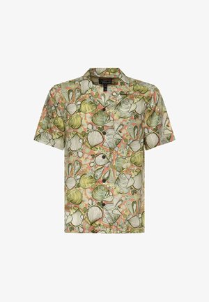 Camicia a maniche corte con bottoni e colletto, con motivo di conchiglie verdi e beige su sfondo corallo chiaro.