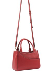 Rode leren handtas met een gestructureerd ontwerp, voorzien van dubbele handvatten en een verstelbare schouderband. Zachte textuur met gebogen accentdetails.
