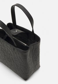 Borsa a tracolla nera con motivo a logo in rilievo, forma rettangolare, apertura superiore, doppi manici piatti e tasca interna con zip. Texture liscia.