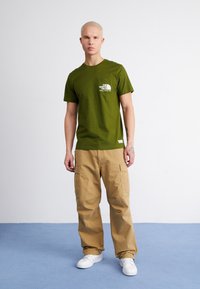 The North Face BERKELEY CALIFORNIA POCKET TEE - Marškinėliai su spaudiniu - forest olive