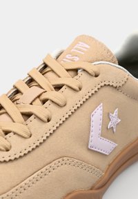 Converse RUN STAR TRAINER - Matalavartiset tennarit - coastal dune/sugar berry/egret