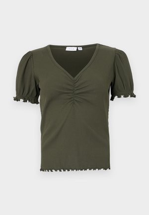 Haut côtelé vert olive avec un col en V, manches courtes bouffantes et détails froncés au niveau de la poitrine. Ourlet effiloché et bords des manches.