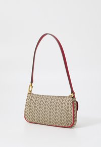 Sac à main beige avec un motif géométrique, des finitions rouges et une fine bandoulière. Doté de quincaillerie dorée et d'une fermeture éclair.