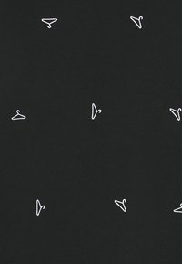 Tissu noir présentant un motif dispersé de petits contours blancs de cintres à vêtements dans différentes orientations.