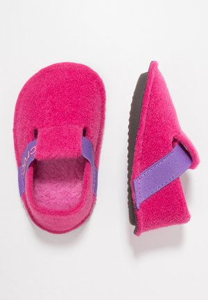 Fuksia-sävyiset huopasussit, joissa on violetti kangaslenkki, pyöreä kärkinen malli, pehmeä sisäpinta ja teksturoitu ruskea kumipohja.