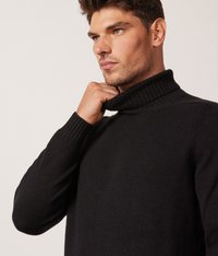 Schwarzer Rollkragenpullover aus weichem Strickmaterial, mit gerippten Bündchen und Kragen, taillierte Form und glatte Textur.