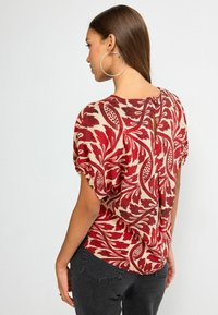 Next GATHERED SHORT SLEEVE TEXTURED BOXY  PETITE - Blúz - red ecru leaf print
