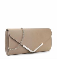 Bolso de mano rectangular beige con correa de cadena plateada y acento metálico en forma de V en el cierre de la solapa frontal, mostrado sobre fondo blanco.