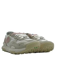 Sneakers grigie chiare con accenti rosa, caratterizzate da una tomaia testurizzata, lacci bianchi e una suola robusta con dettagli verdi.