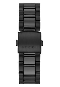 Montre en métal noir avec un boîtier rectangulaire, un bracelet à maillons, une texture brossée et l'inscription "STEEL" gravée sur la zone du fermoir.
