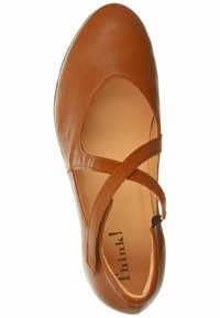 Scarpa in pelle marrone con punta arrotondata, due cinturini incrociati, design con ritagli e superficie liscia; all'interno presenta il marchio "Think!".
