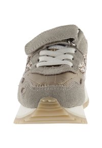 Sneaker in suede grigio con linguetta imbottita, cinturino in Velcro, lacci bianchi e suola beige testurizzata. Presenta dettagli in tessuto e cuciture decorative.