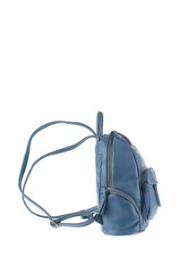 Sac à dos en cuir bleu avec une finition texturée, plusieurs poches zippées, des bretelles ajustables et une forme arrondie. Dispose d'une poche avant.