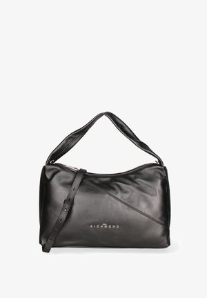 Borsa a spalla in pelle nera con un design a cucitura diagonale. Presenta un manico corto in cima e una tracolla removibile. Marchio "RICHMOND" impresso al centro.