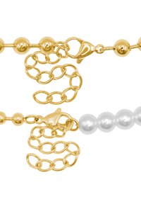 Gouden en zilveren ketting met glanzende gouden kralen, parelachtige witte kralen en onderling verbonden gouden schakels met een musketonhaak.