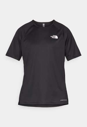 Czarna, krótkosleeve'owa koszulka sportowa z teksturowanej tkaniny, z białym logo na lewej piersi i prostym dołem.