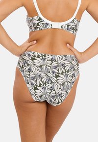 Parte inferior de bikini de tiro alto con base verde y estampado floral en blanco y azul marino, con cinturilla texturizada y bordes ondulados.