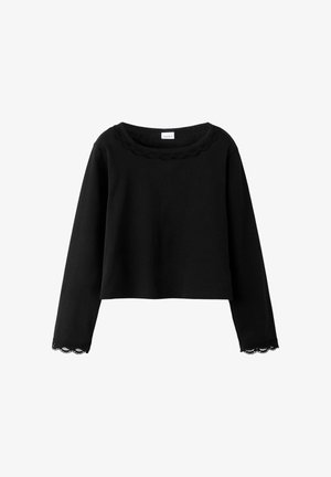 Zwarte crop top met lange mouwen, voorzien van een gegolfde kanten rand rond de halslijn en manchetten, geribbelde stof en een ronde hals.