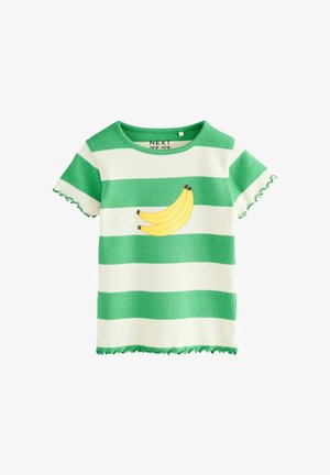 Camiseta de manga corta a rayas verdes y blancas con textura acanalada, que presenta un gráfico de plátano en el frente y bordes de manga con forma de concha.