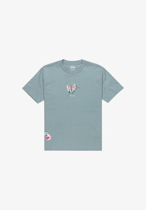Himmelblaues Baumwoll-T-Shirt mit kurzen Ärmeln, das auf der Vorderseite und unten links eine bunte Schmetterlings- und Blumenstickerei aufweist.