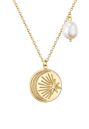 Collana d'oro con pendente circolare raffigurante un design sole e luna, abbellito con una piccola gemma e un singolo accento di perla bianca.