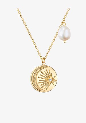 Złoty naszyjnik z okrągłym wisiorkiem przedstawiającym wzór słońca i księżyca, ozdobiony małym kamieniem szlachetnym oraz pojedynczą białą perłą.