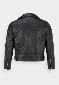 Giacca in pelle nera con collo a risvolto, polsini con zip e design corto. Presenta un materiale texturizzato e dettagli della cucitura sul retro.