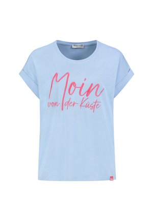 Hellblaues T-Shirt mit kurzen Ärmeln und aufgerollten Bündchen, vorne roter Schriftzug "Moin von der Küste".