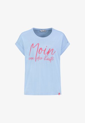 Hellblaues T-Shirt mit kurzen Ärmeln und aufgerollten Bündchen, vorne roter Schriftzug "Moin von der Küste".