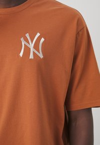 Men’s Short Sleeve T-Shirt New Era League Essentials Golden