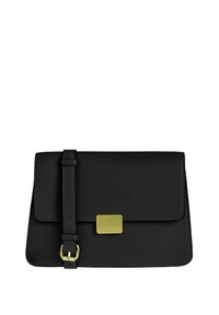 Sac en cuir noir à bandoulière avec un rabat, accents en matériel doré et une sangle amovible. Surface texturée et forme rectangulaire.