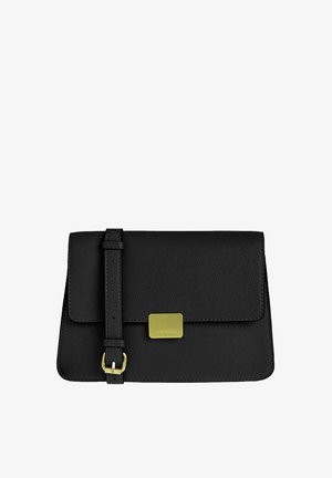 Sac en cuir noir à bandoulière avec un rabat, accents en matériel doré et une sangle amovible. Surface texturée et forme rectangulaire.
