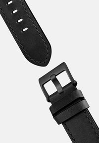 Schwarzes Lederarmband mit glatter Textur, schwarzem Metallverschluss und spitzen Enden. Nähte sind entlang der Kanten sichtbar und es gibt mehrere Einstelllöcher.