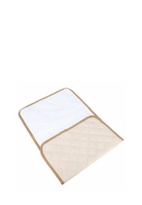 Tapis matelassé avec un dessus blanc et un dessous beige texturé. Présente un motif en diamants et une bordure brune contrastante. Conception plate et rectangulaire.