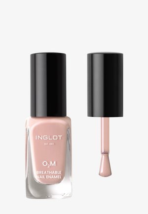 Flacon de vernis à ongles respirant Inglot rose pâle avec bouchon noir et applicateur pinceau assorti à côté.