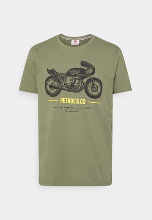 Oliwkowa koszulka z krótkim rękawem z czarną grafiką vintage motocykla i żółtym tekstem "Petrol & Co" z przodu.
